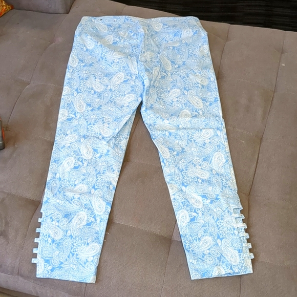 Attyre (8) Blue/Wht Floral High Rise Capris - Picture 5 of 7